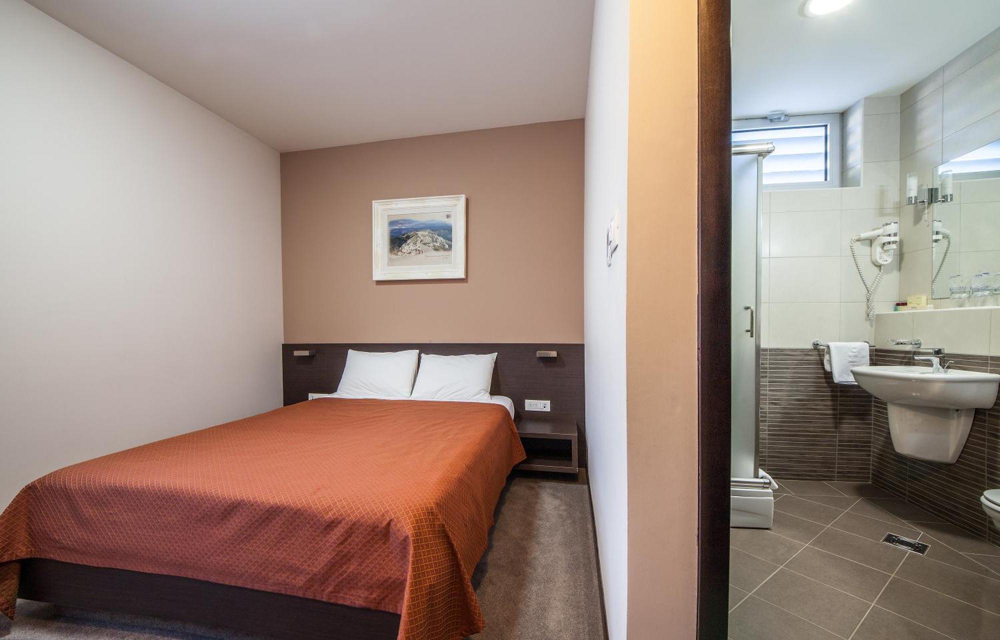 Hotel Terminus Podgorica Ngoại thất bức ảnh