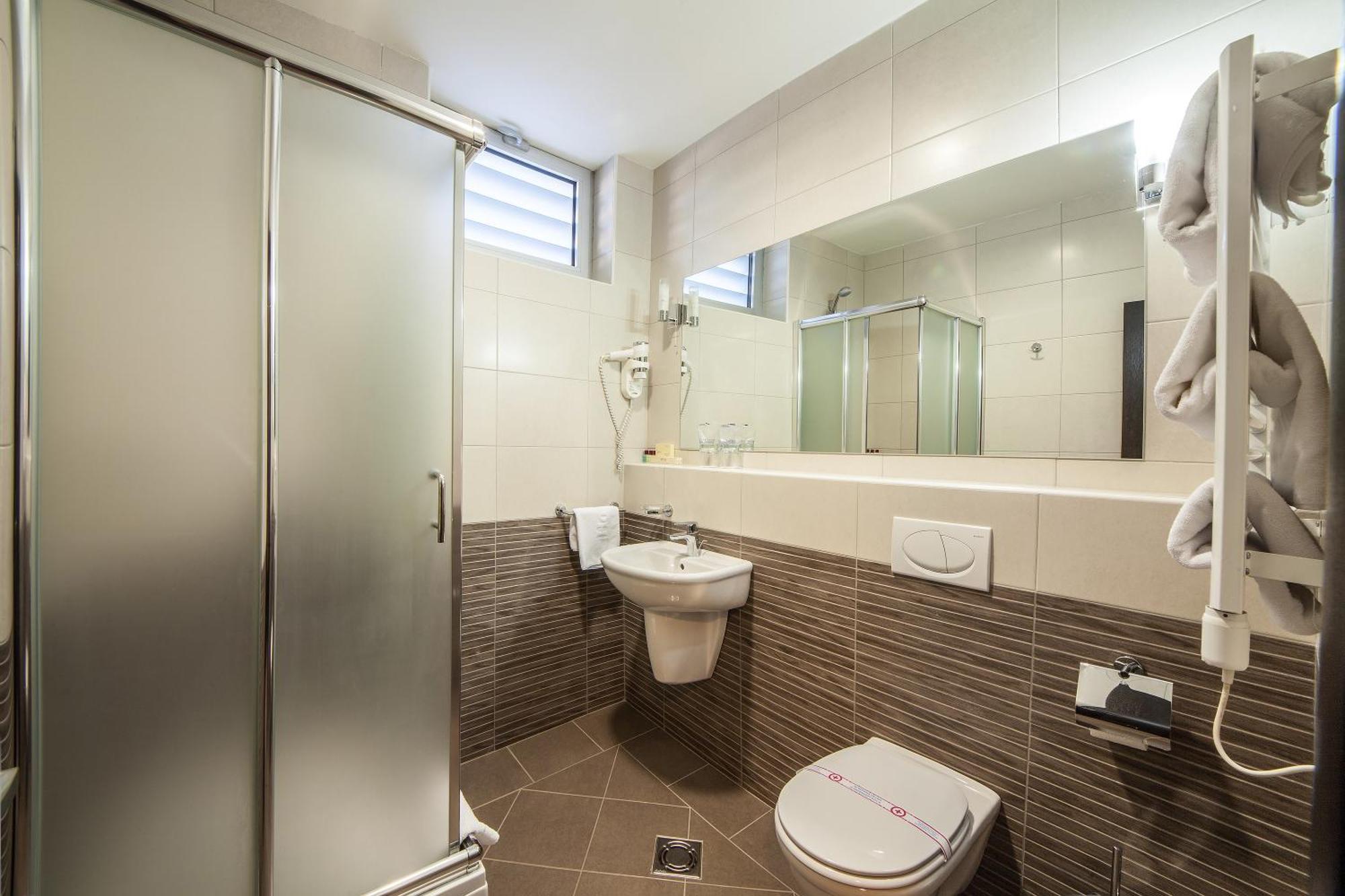 Hotel Terminus Podgorica Ngoại thất bức ảnh